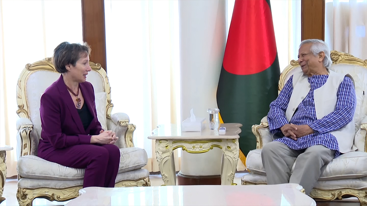 প্রধান উপদেষ্টার সঙ্গে মার্কিন চার্জ দ্য অ্যাফেয়ার্স জ্যাকবসনের সাক্ষাৎ