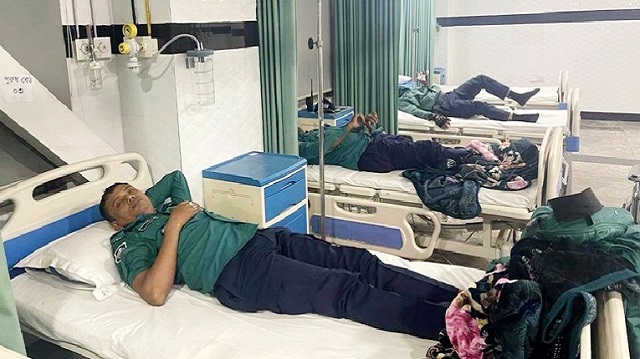 জামায়াতের সঙ্গে সংঘর্ষে ১০ পুলিশ আহত