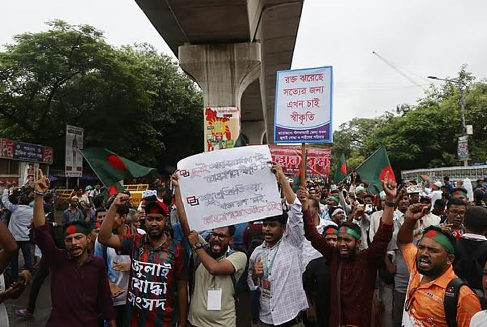 জুলাই সনদের দাবি নিয়ে শাহবাগ অবরোধ