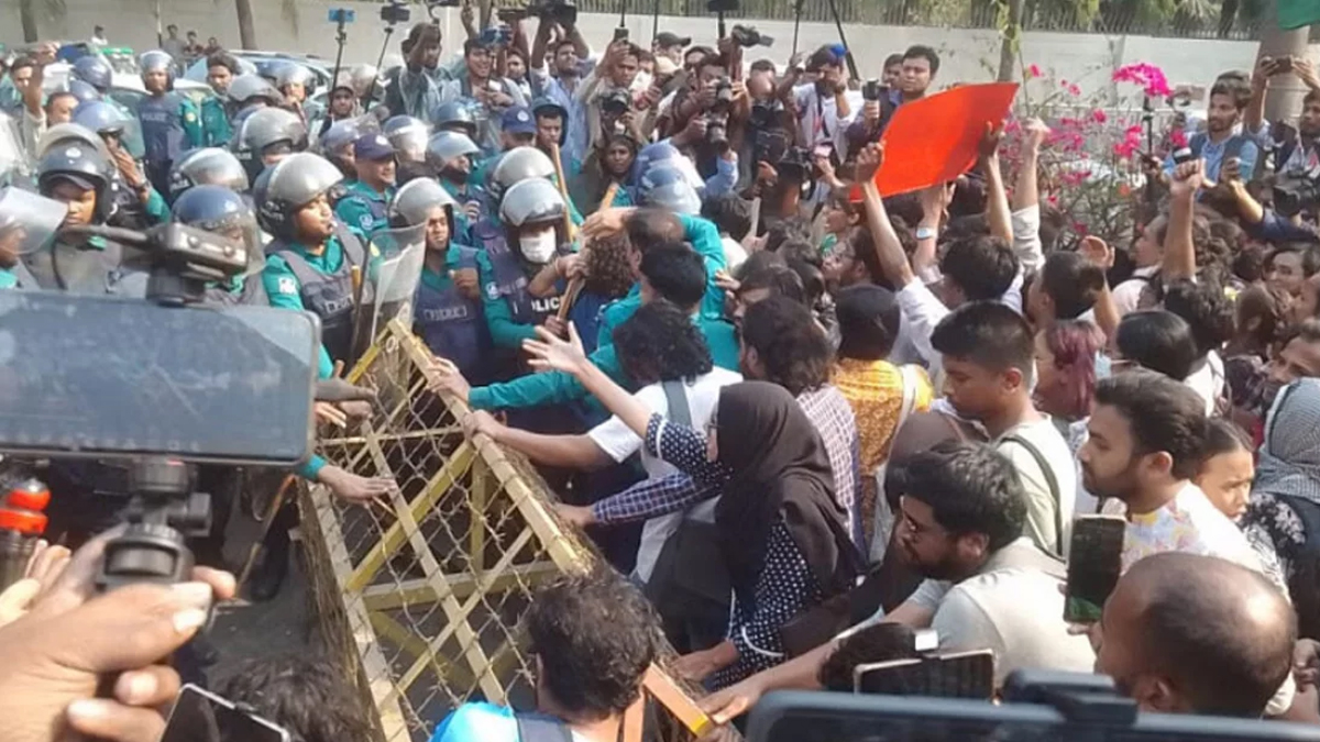 রাজধানীতে পুলিশের সঙ্গে ধর্ষণবিরোধী বিক্ষোভকারীদের সংঘর্ষ