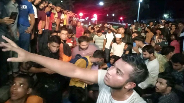 কুমিল্লায় ট্রেন আটকে শিক্ষার্থীদের বিক্ষোভ, ৩ টিটিই বরখাস্ত