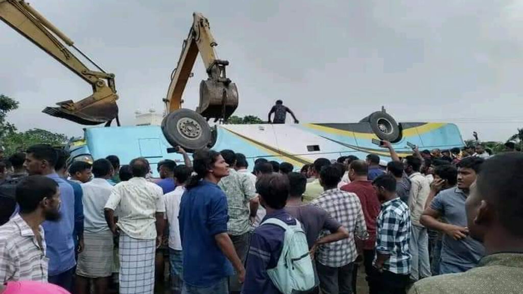 চট্টগ্রামে যাত্রীবাহী বাস উল্টে নিহত ১, বহু হতাহতের শঙ্কা