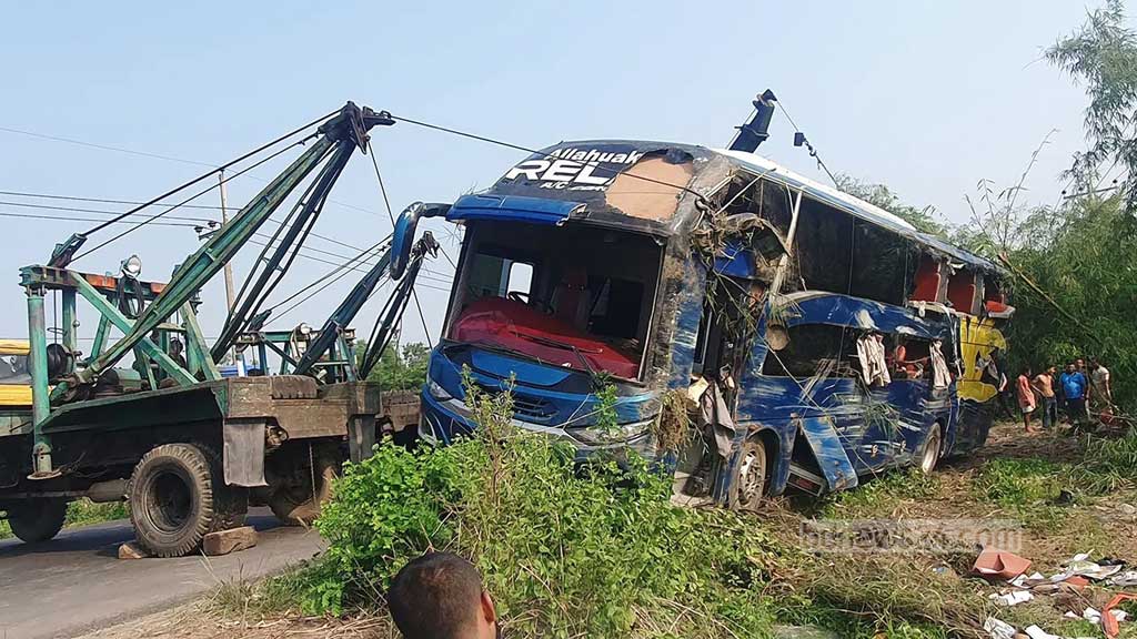 বাস নিয়ন্ত্রণ হারিয়ে খাদে, প্রাণ গেল ৫ জনের