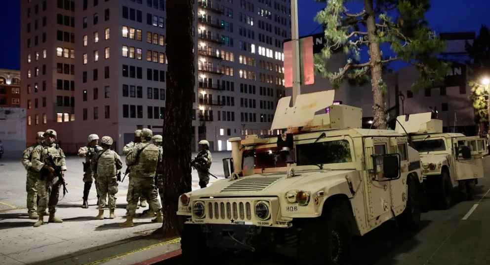 বিক্ষোভ দমনে হিমশিম খাচ্ছেন ট্রাম্প, লস অ্যাঞ্জেলেসে কারফিউ জারি