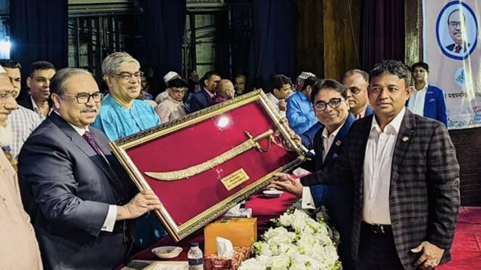 ডিবিপ্রধানের দেয়া সেই তলোয়ার জাদুঘরে হস্তান্তর করলেন প্রধান বিচারপতি