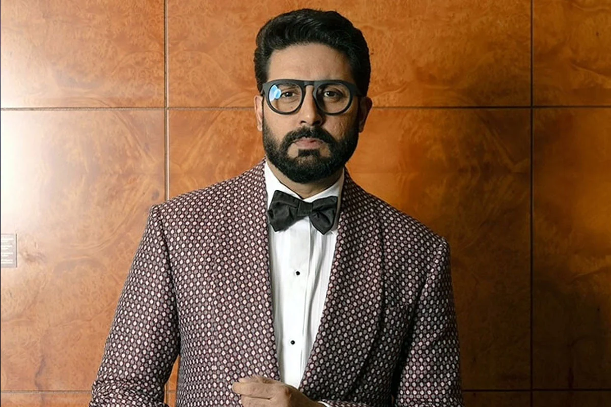 অল্পের জন্য বড় দুর্ঘটনা থেকে রক্ষা পেলেন অভিষেক