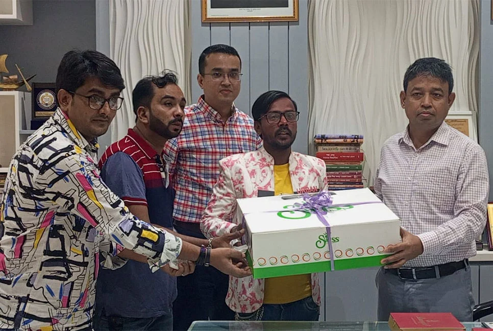 জন্মদিনে ডিবি কার্যালয়ে হিরো আলম, উপহার পেলেন কেক