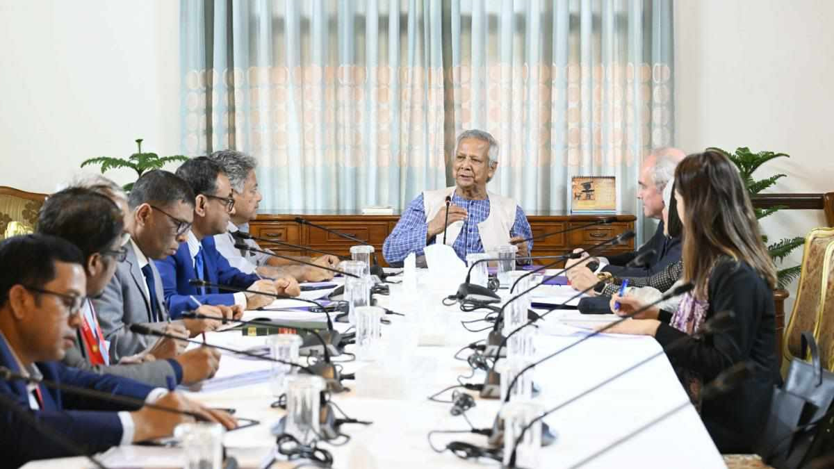 বৈশ্বিক মান বজায় রেখে শ্রম আইন সংস্কারের নির্দেশ প্রধান উপদেষ্টার