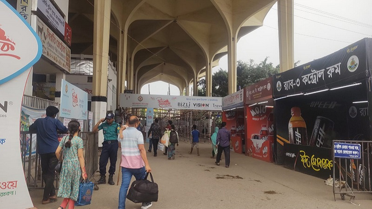 ঈদের দ্বিতীয় দিনেও ঢাকা ছাড়ছেন অনেকে