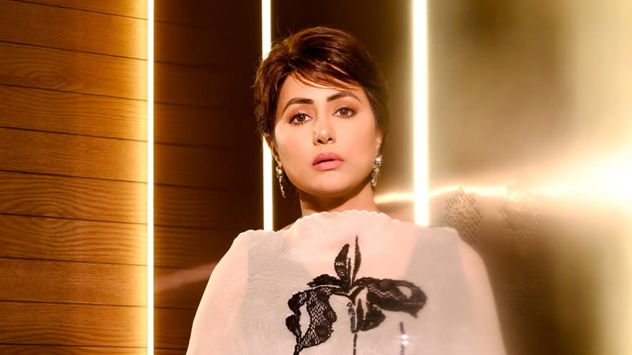 মা যখন কাঁদতেন, কিছুই করার থাকত না : হিনা খান