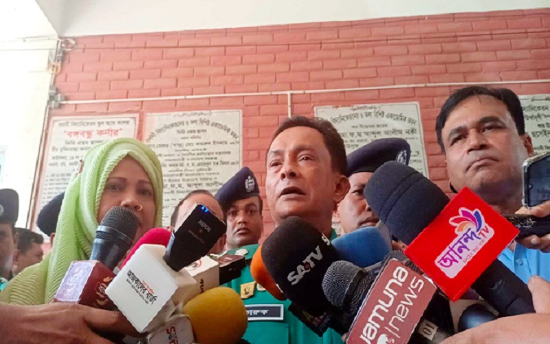 সস্ত্রীক ভোট দিলেন ডিএমপি কমিশনার