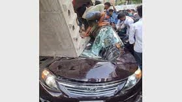 ক্রেন থেকে গার্ডার ছিটকে পড়ে প্রাইভেটকারের ৪ যাত্রী নিহত