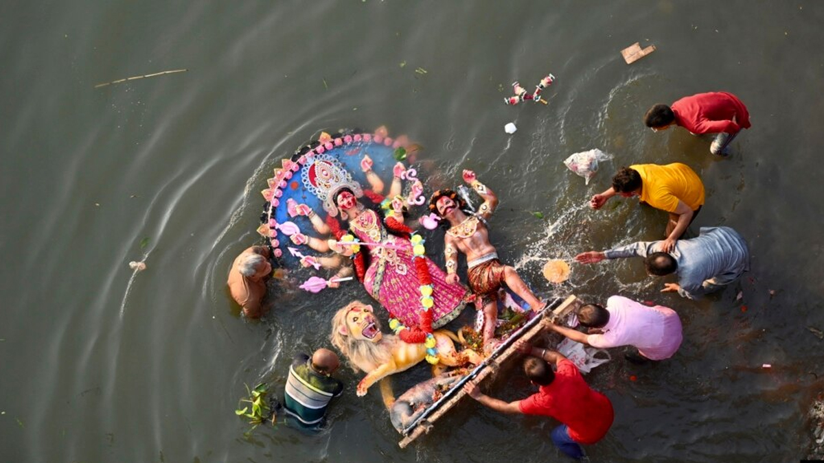 চোখের জলে দুর্গাকে বিদায়, চলছে বিসর্জন