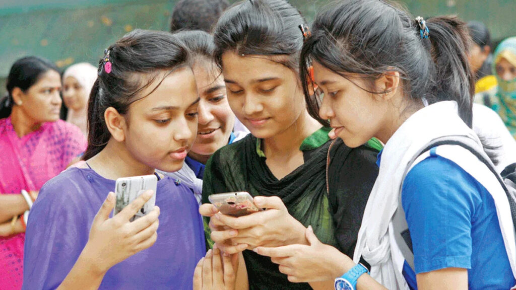 প্রধানমন্ত্রীর কাছে এসএসসি’র ফল হস্তান্তর