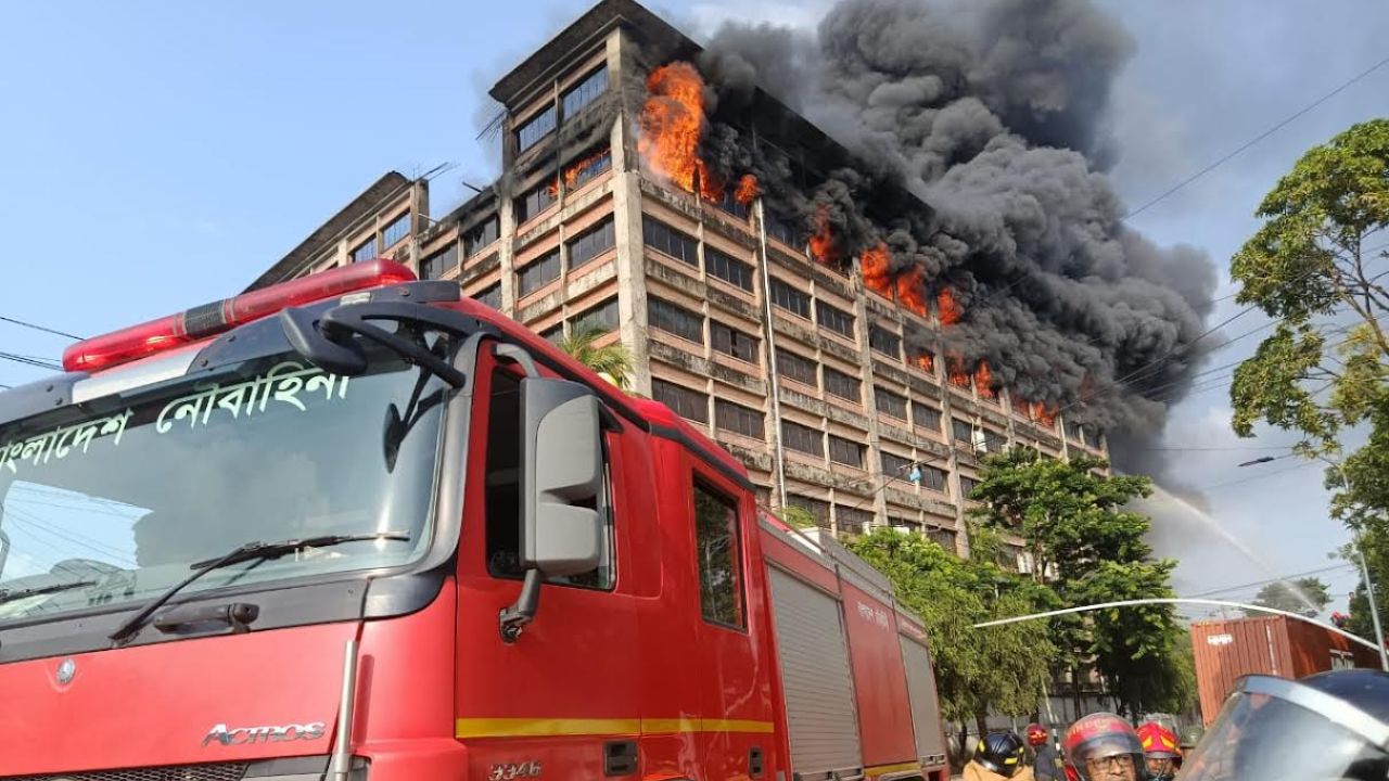 ৪ ঘণ্টায়ও নিয়ন্ত্রণে আসেনি সিইপিজেডের আগুন, যোগ দিয়েছে সেনা ও নৌবাহিনী