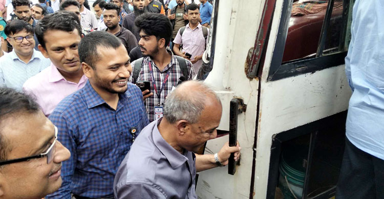 বাস টার্মিনাল-রেল স্টেশন পরিদর্শন করলেন স্বরাষ্ট্র উপদেষ্টা