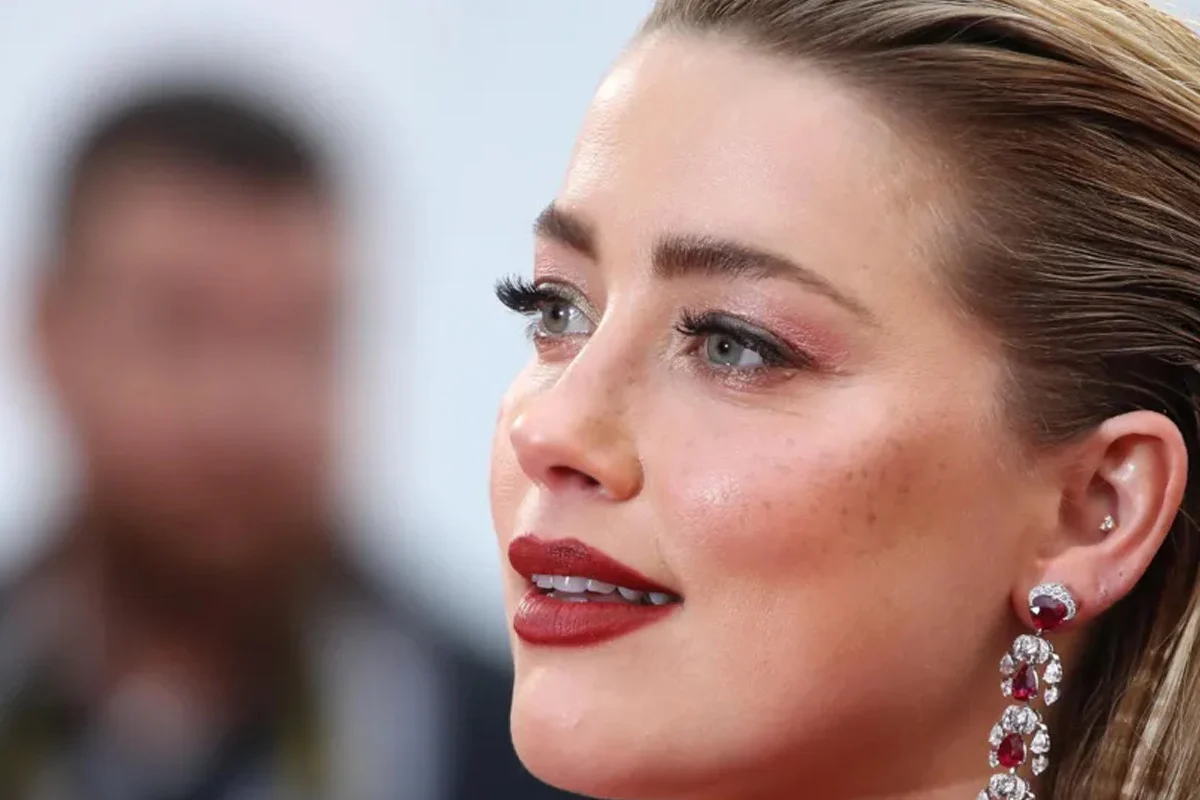 জমজ সন্তানের মা হওয়ার কথা জানালেন অ্যাম্বার হার্ড