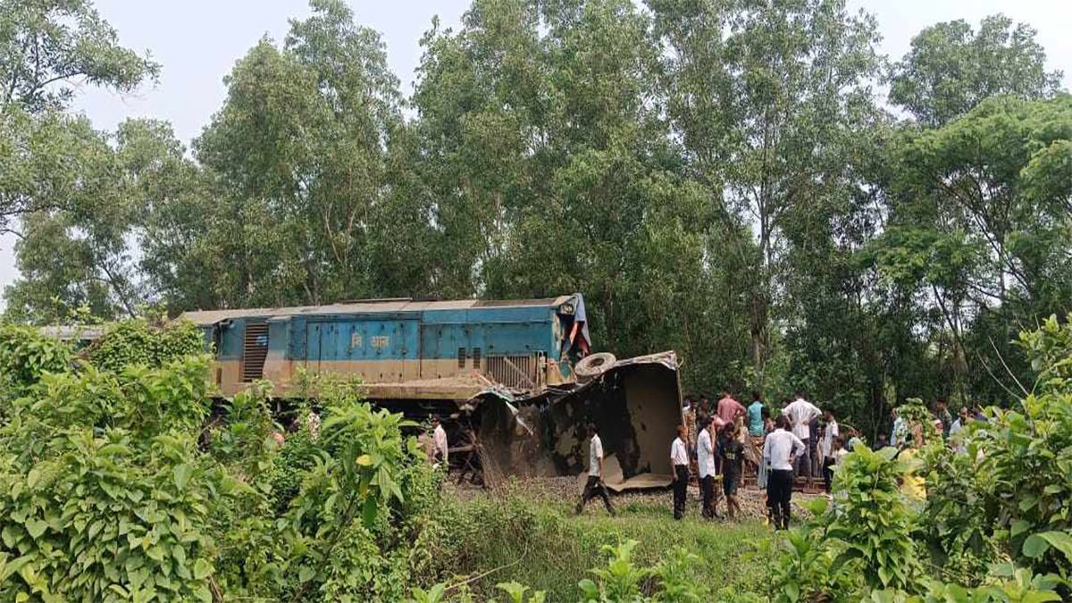 ফেনীতে ট্রাকে ট্রেনের ধাক্কায় নিহত বেড়ে ৬