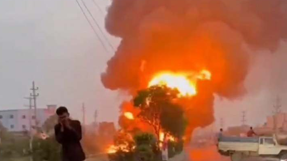 সাভারে তেলের লরি উল্টে আগুন: মৃতের সংখ্যা বেড়ে ৪