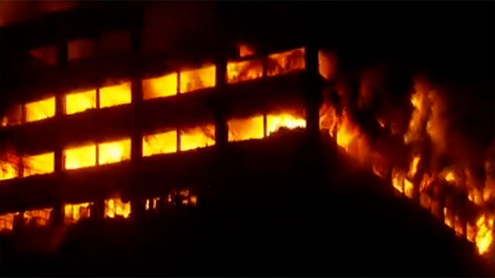 ৭ ঘণ্টায়ও নিয়ন্ত্রণে আসেনি ইপিজেডের আগুন, ভেঙে পড়ছে দেয়াল