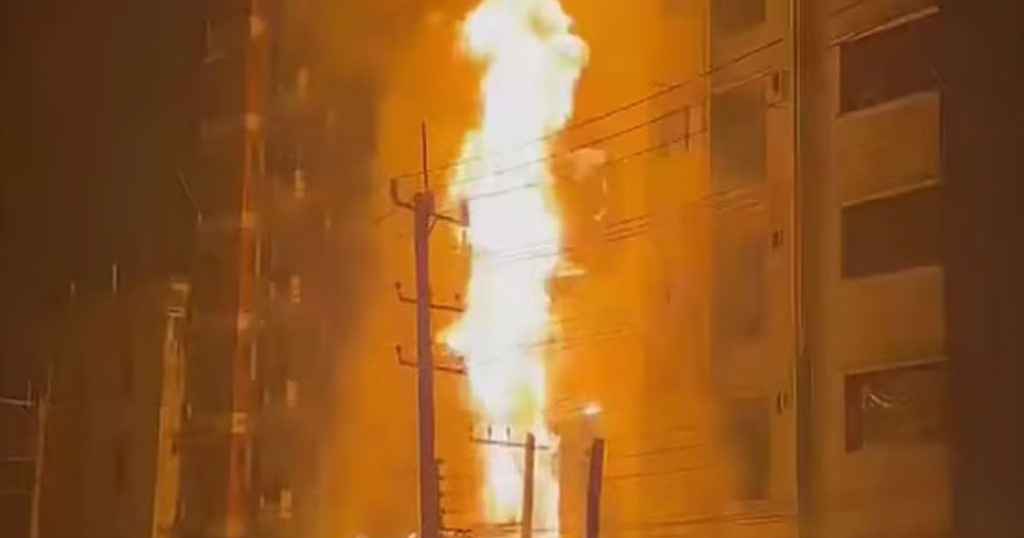 ট্রান্সফরমার বিস্ফোরণ থেকে আবাসিক ভবনে আগুন