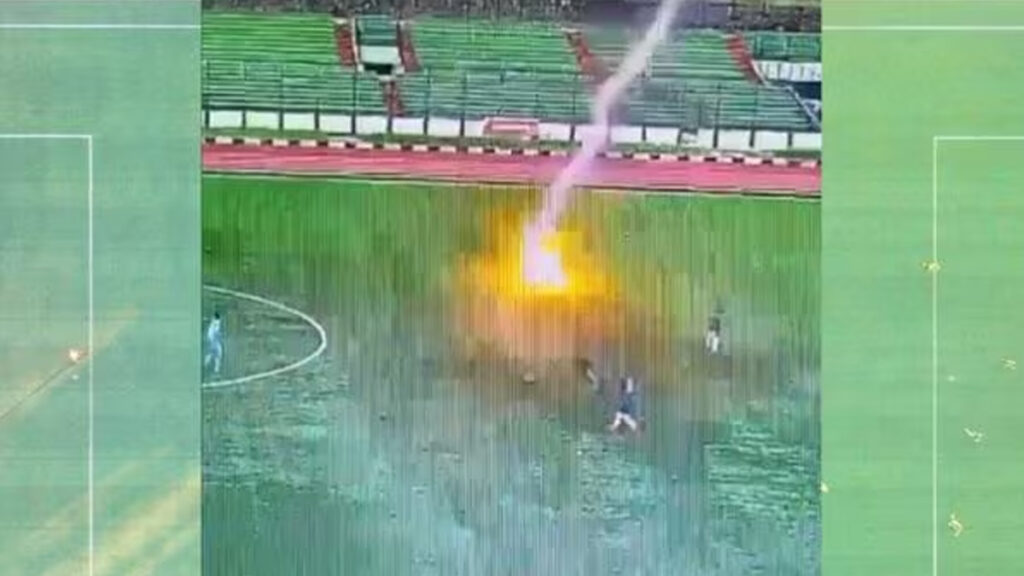 খেলা চলাকালে বজ্রপাতে ইন্দোনেশিয়ান ফুটবলারের মৃত্যু