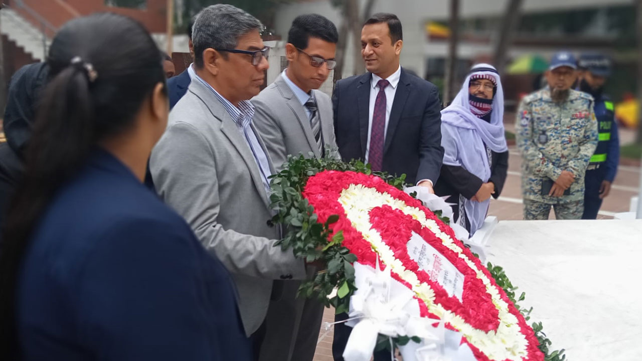 বঙ্গবন্ধুর সমা‌ধি‌তে নব‌নিযুক্ত প্রবাসী কল‌্যাণ স‌চি‌বের শ্রদ্ধা