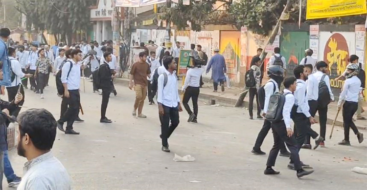 ঢাকা কলেজ ও সিটি কলেজ শিক্ষার্থীদের মধ্যে ধাওয়া-পাল্টাধাওয়া