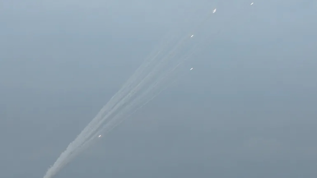 গাজা থেকে ইসরায়েল লক্ষ্য করে রকেট হামলা: উত্তপ্ত সীমান্ত, জারি বিমান সতর্কতা