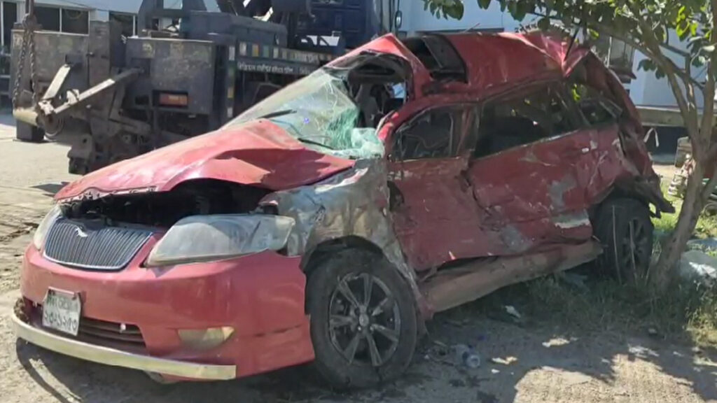 বন্ধুকে এয়ারপোর্টে নামিয়ে দিয়ে ফেরার পথে তিনজন নিহত