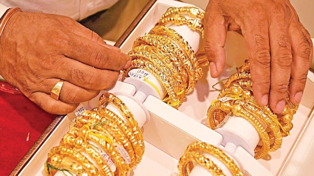 আট দফা কমার পর এবার বাড়লো স্বর্ণের দাম