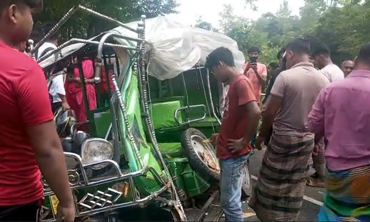 গোপালগঞ্জে বাসচাপায় ইজিবাইকের ৪ যাত্রী নিহত