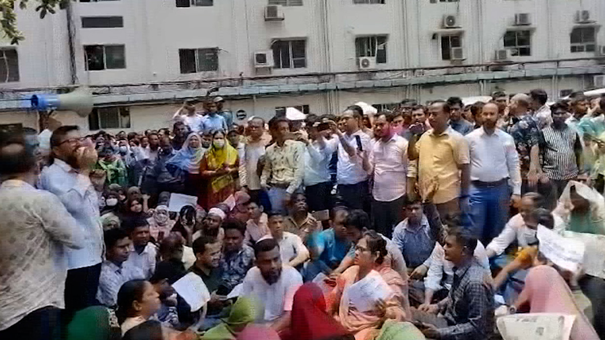 সরকারি চাকরি অধ্যাদেশ বাতিলের দাবি: প্রধান উপদেষ্টা জাপান থেকে ফিরলে সিদ্ধান্ত