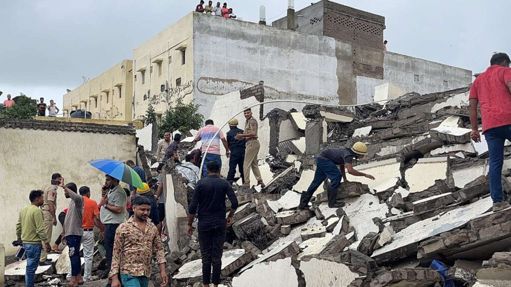 গুজরাটে ধসে পড়লো ৬তলা ভবন, নিহত বেড়ে ৭
