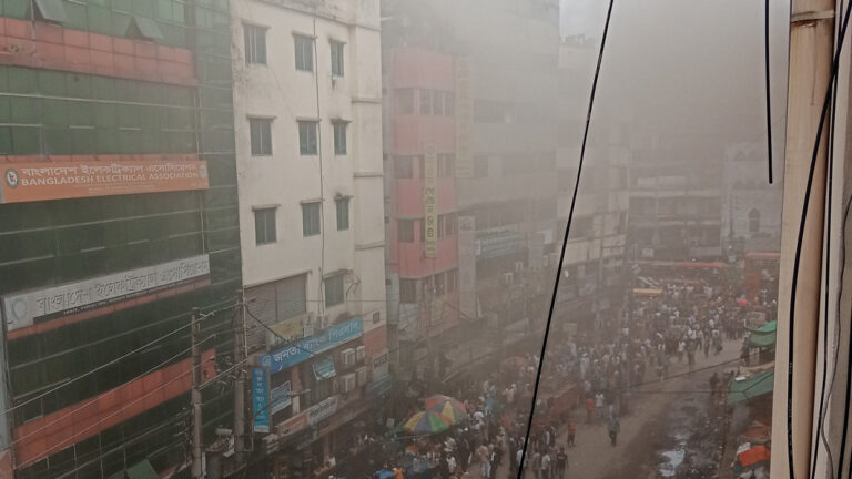 গুলিস্তানে সুন্দরবন স্কয়ার মার্কেটে আগুন, নিয়ন্ত্রণে ১১ ইউনিট