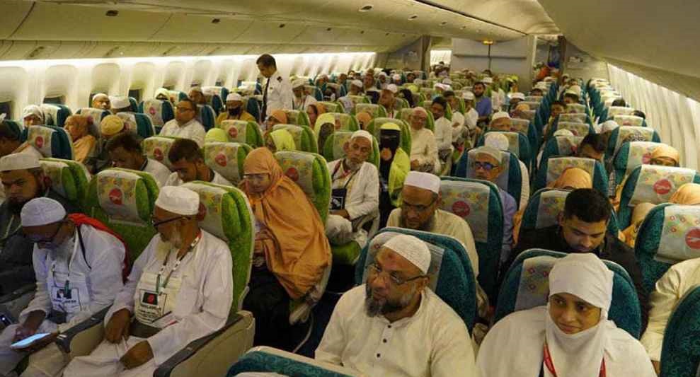 হাজিদের নিয়ে দুপুরে ফিরছে প্রথম ফ্লাইট 