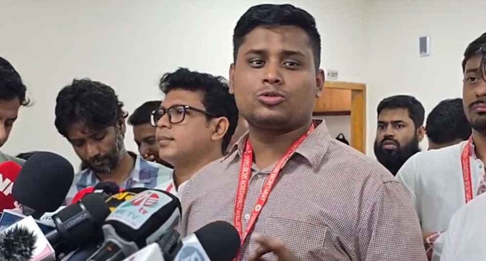 নির্বাচন কমিশনের রিমোট অন্য কারও হাতে: হাসনাত