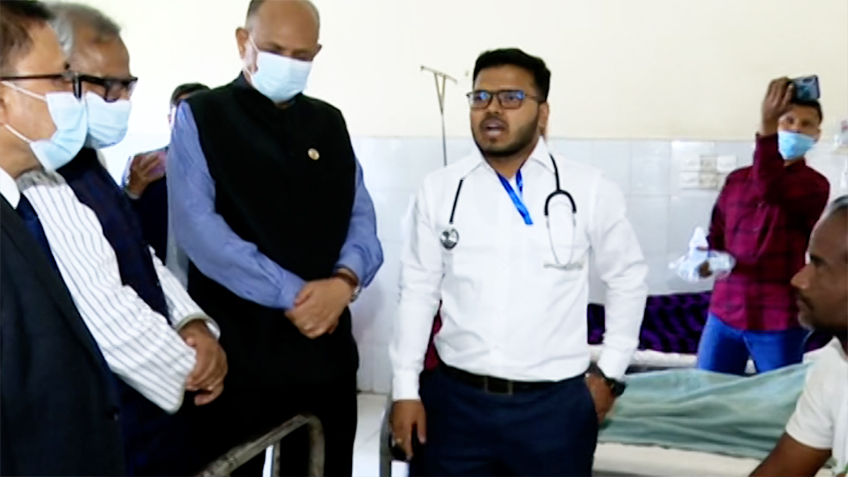 হাসপাতালে গিয়ে চিকিৎসককে পেলেন না স্বাস্থ্যমন্ত্রী, বরখাস্তের নির্দেশ