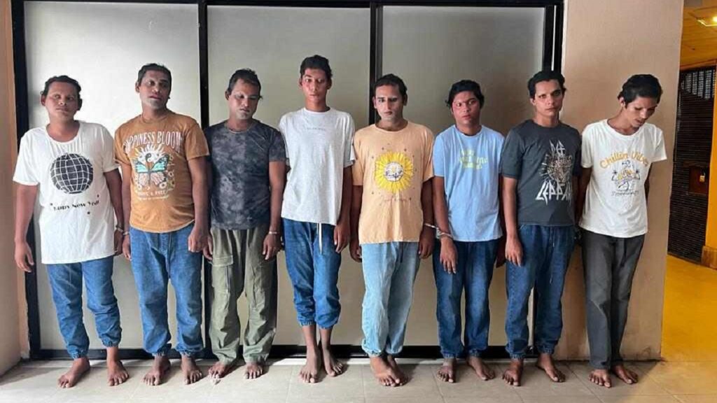 স্ত্রী-সন্তান আছে, তবুও তারা হিজরা! চাঁদাবাজি করতে গিয়ে গ্রেফতার ৮
