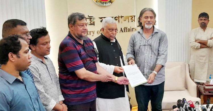 চার দফা দাবিতে স্বরাষ্ট্রমন্ত্রীকে যুবলীগের স্মারকলিপি