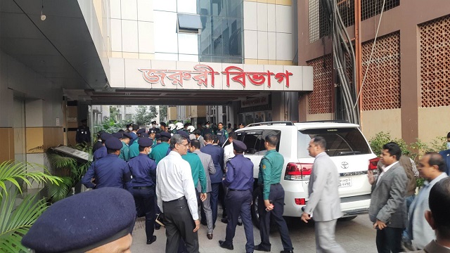 আহত পুলিশ সদস্যদের দেখতে হাসপাতালে স্বরাষ্ট্রমন্ত্রী-আইজিপি