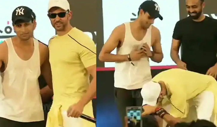 ভক্তের পা ছুঁলেন হৃতিক