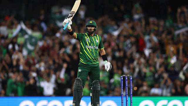 শুরুর তোপ সামলে পাকিস্তানের চ্যালেঞ্জিং সংগ্রহ