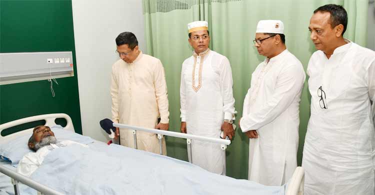 অসুস্থ পুলিশ সদস্যদের দেখতে হাসপাতালে আইজিপি