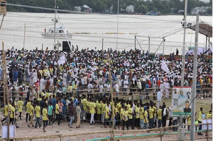 পদ্মার পাড়ে জনতার ঢল