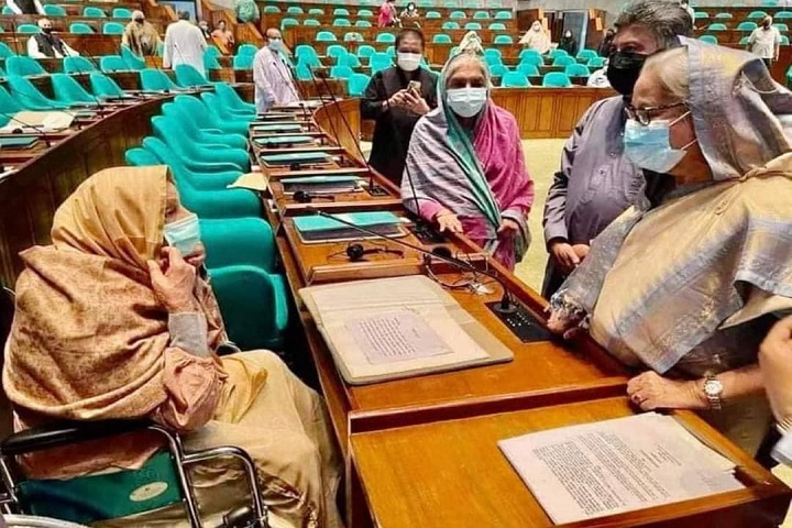 সংসদে নিজ আসন থেকে উঠে রওশন এরশাদের খবর নিলেন প্রধানমন্ত্রী