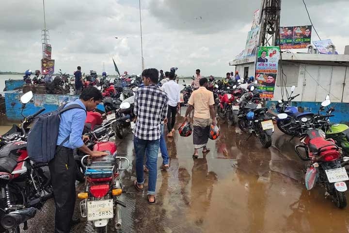 ঈদের আগের ও পরের ৫ দিন নৌযানে মোটরসাইকেল পরিবহনে নিষেধাজ্ঞা