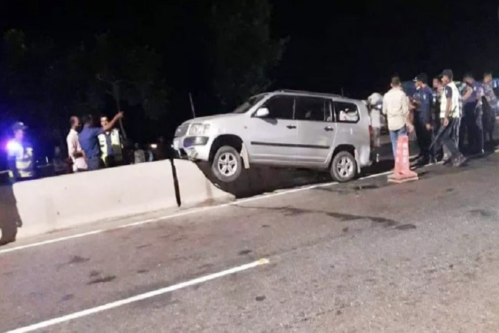 পদ্মা সেতুর ডিভাইডারে ওঠে গেল প্রাইভেটকার, আহত ৩