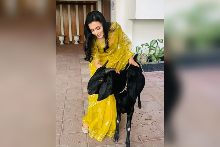 ছাগল কোরবানি দিচ্ছেন মিম