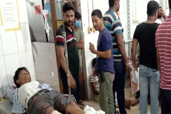 যাত্রাবাড়ীতে বাস উল্টে ১৯ যাত্রী আহত